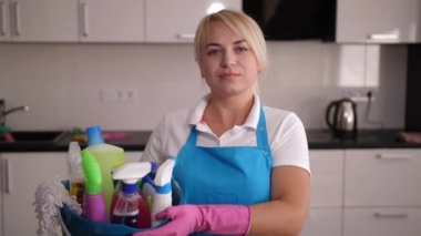 Gülümseyen temizlikçi kadının portresi işinden gurur duyuyor.