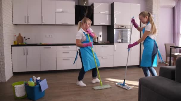 Šťastný úklid dámy tanec při čištění podlahy