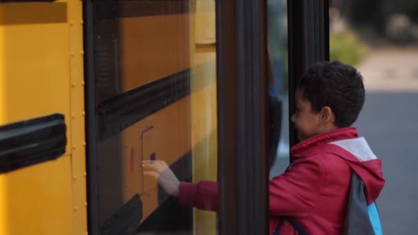 Открытие дверей школьного автобуса для школьников — стоковое видео