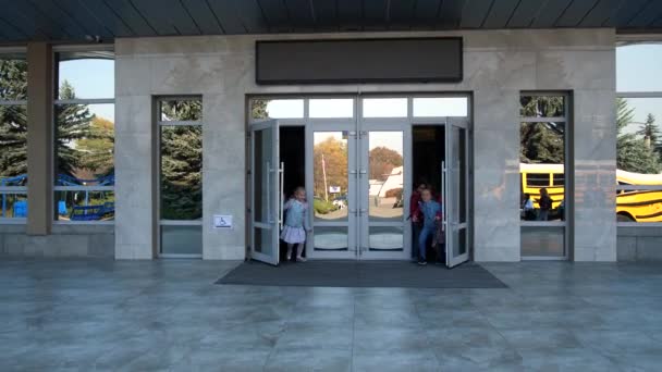 Heureux écoliers qui courent hors des portes de l'école — Video