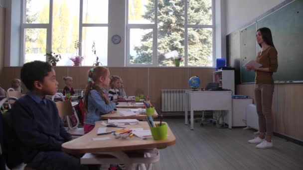 Női tanár kommunikál a diákokkal az osztályban — Stock videók