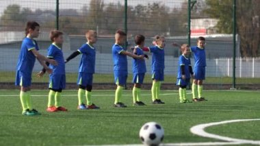 Futbol kulübünün küçük oyuncuları dışarıda antrenman yapıyor.