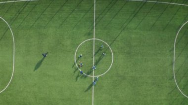 Eğitim sırasında çocukların futbol takımının hava görüntüsü