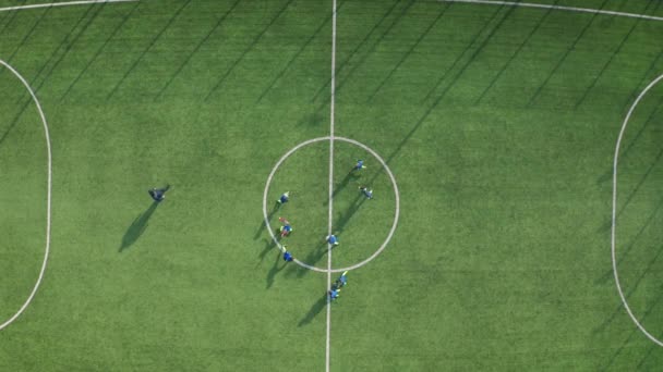 Vista aérea del equipo de fútbol infantil durante el entrenamiento — Vídeos de Stock