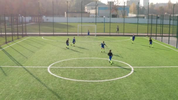 Drone tiro de fútbol hacia adelante tratando de marcar gol — Vídeos de Stock