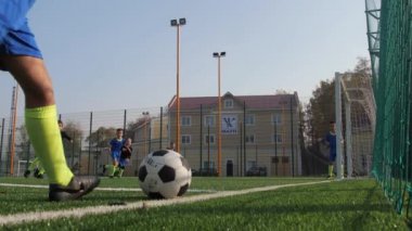 Yetenekli genç futbolcu köşe vuruşu yapıyor.