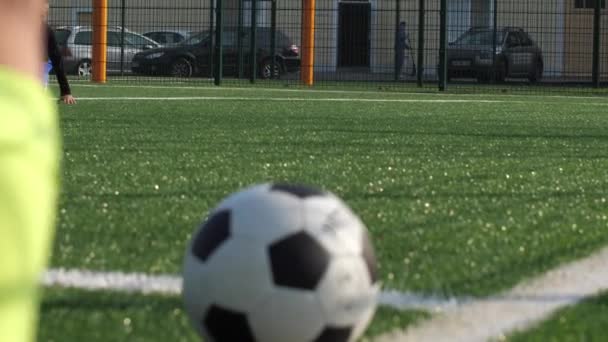 サッカーゲーム中に選手の足のキックコーナー — ストック動画