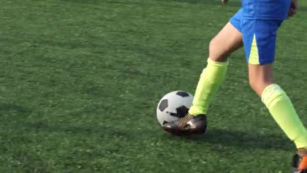 Pies de hábil fútbol preadolescente adelante con pelota — Vídeos de Stock