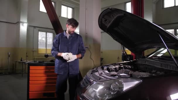 Auto mechanik kontrola hladiny oleje v motoru auta — Stock video