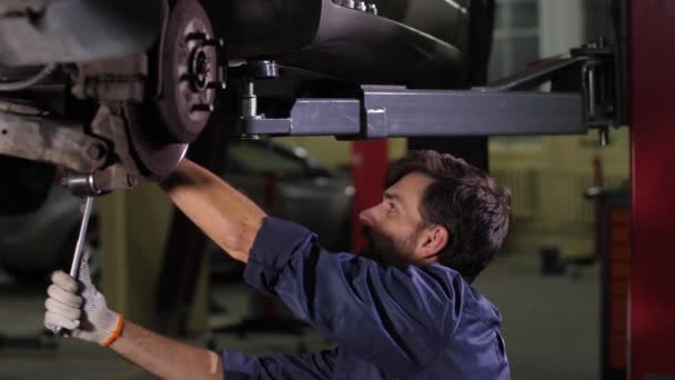 Konzentrierte Reparatur mit Werkzeug zur Überprüfung des Fahrgestells — Stockvideo