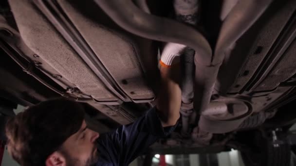 Automobiel monteur tijdens auto onderlichaam controle — Stockvideo
