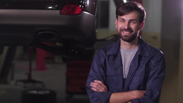 Портрет улыбающегося специалиста по ремонту автомобилей — стоковое видео