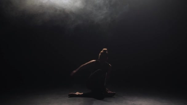 Charmante jeune femme dans la danse noire au crépuscule — Video