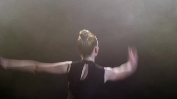 Jolie jeune femme danse contemp dans sombre studio — Video