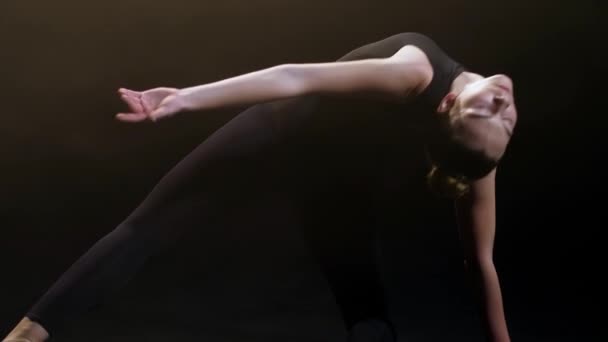 Mladá žena umělec dělat akrobatické taneční prvky — Stock video