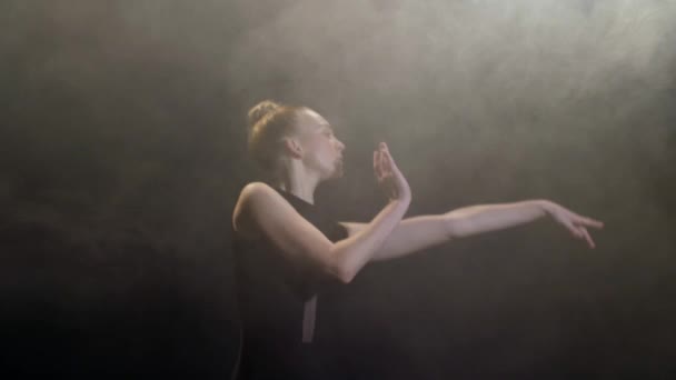 Vakkundige danser die moderne choreografie uitvoert — Stockvideo