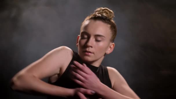 Portrét expresivní tanečnice vystupující z kouře — Stock video