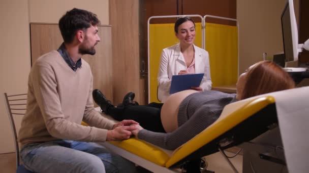 Futuros padres en obstetra antes del parto — Vídeo de stock