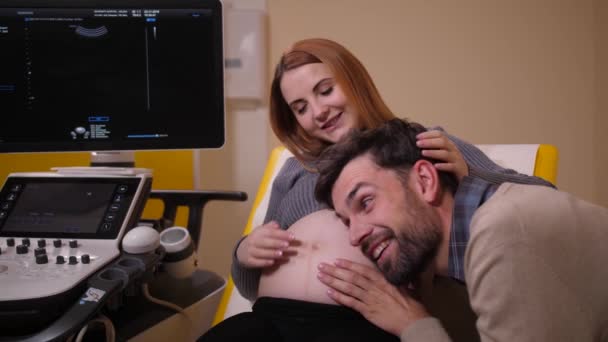 Futuro padre escuchando al bebé en el vientre de las esposas — Vídeos de Stock