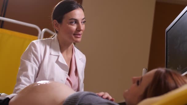 Freundliche Ultraschalltechnikerin Screening schwanger — Stockvideo