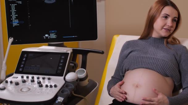 Man membelai dan mencium perut istri hamil — Stok Video