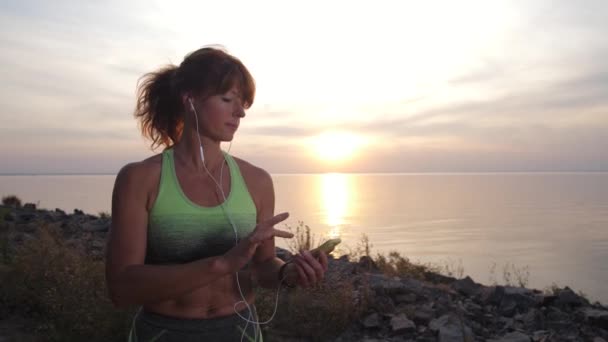 Retrato de jogger feminino em fones de ouvido ao ar livre — Vídeo de Stock