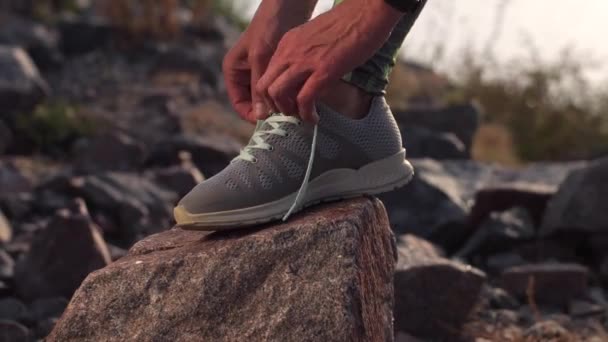 Manos de mujer deportiva atando cordones al aire libre — Vídeos de Stock