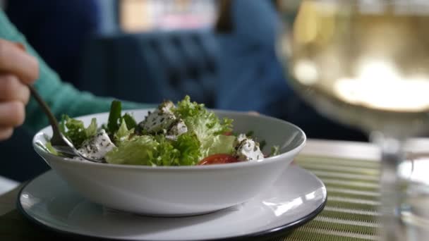 Тарелка салата с рукколой, помидорами, сыром — стоковое видео