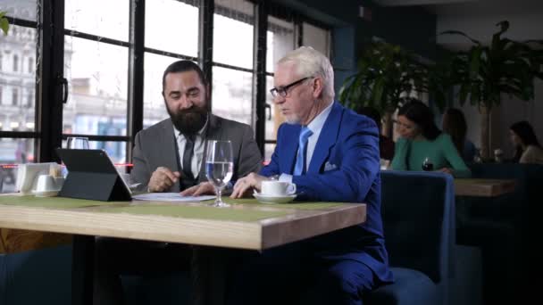 Dos hombres de negocios llegando a un acuerdo durante la reunión — Vídeo de stock