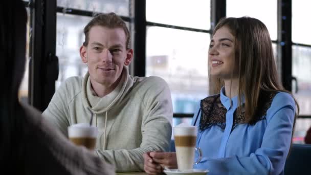 Close-up lachen vrienden praten in coffeeshop — Stockvideo