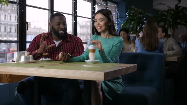 Młoda para cieszy się czasem w kawiarni — Wideo stockowe
