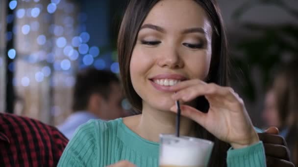 Retrato de bonita mujer asiática bebiendo café con leche — Vídeo de stock