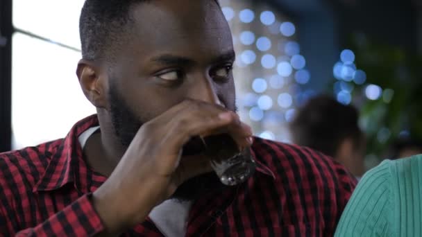 Портрет смеющегося мужчины, пьющего эспрессо в кафе — стоковое видео