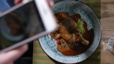 Kapalı cep telefonu restoranın fotoğraflarını çekiyor.