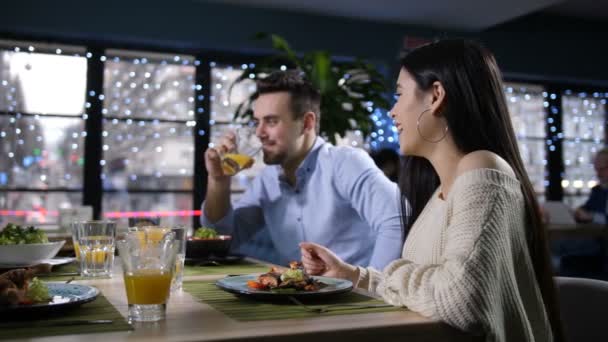 Primer plano bastante asiático mujer tomando foto de plato — Vídeos de Stock