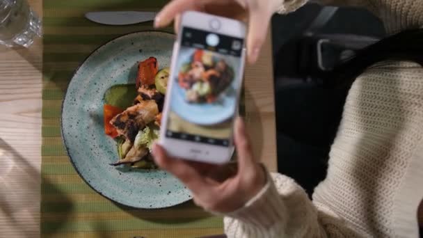 De cerca las manos con el teléfono celular tomando la foto de la comida — Vídeos de Stock