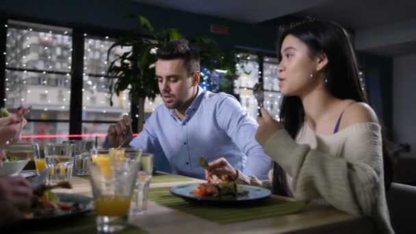 Pasangan yang gembira menikmati makanan dan percakapan yang lezat — Stok Video
