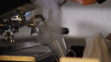Baristaları kapatın, elleri kahve bardağını buharlaştırın.