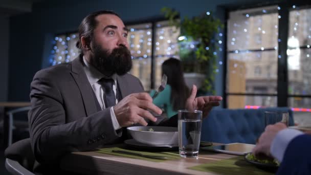 Портрет еды, говорящего человека за бизнес-ланчем — стоковое видео