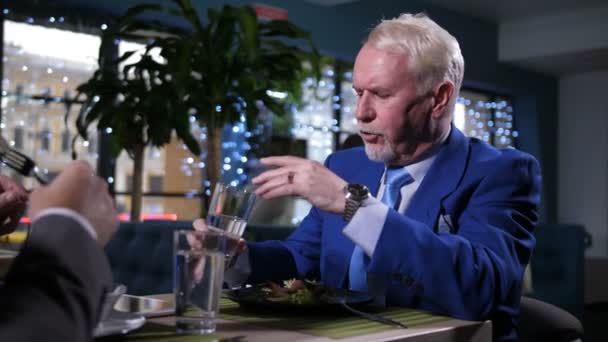 Портрет бизнесмена за обедом в ресторане — стоковое видео