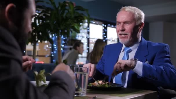 Portrét muže těší jídlo a konverzace — Stock video