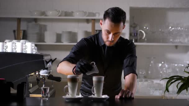 Barista plní sklenici šlehaného mléka kávou — Stock video