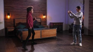 Çeşitli arkadaşlar telefonda ev dansı videosu yapıyor.