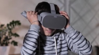 Oyuna başlamak için Vr kulaklık takan sevimli, gelişmiş çocuk.