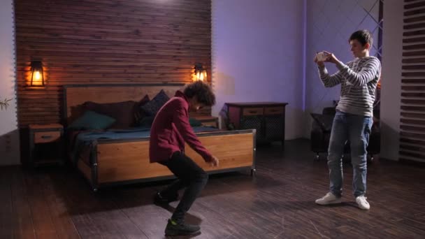 Divers adolescents tournage vidéo de danse sur le téléphone — Video