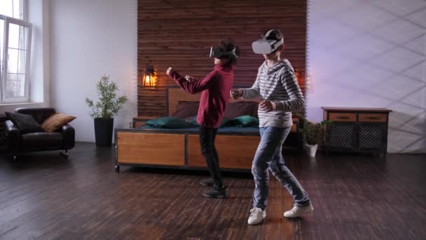 Vr kulaklıkla video oyunu oynayan modern gençler — Stok video