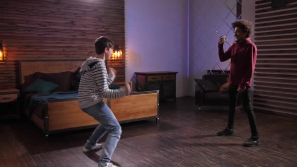 Dois amigos se divertindo enquanto filma vídeo de dança — Vídeo de Stock