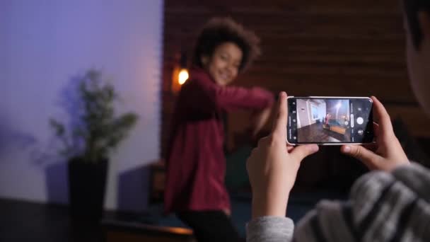 Teléfono de grabación de vídeo de baile de raza mixta chico — Vídeos de Stock