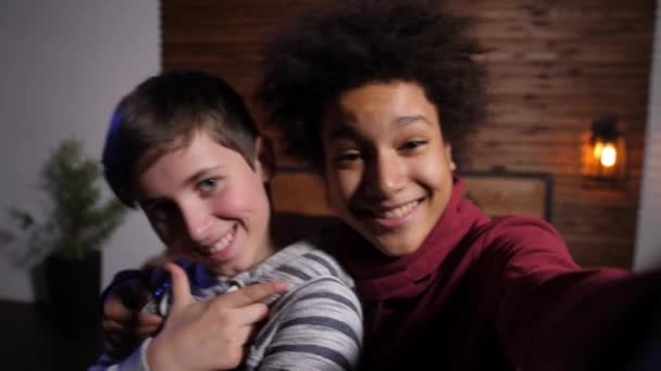 Portret van gemengde ras jongens nemen selfie thuis — Stockvideo