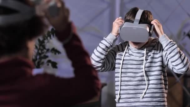 Diversos adolescentes usando óculos VR começando o jogo — Vídeo de Stock